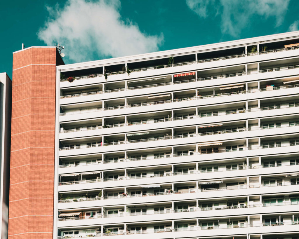 Plattenbau und Hochhauswohnungen