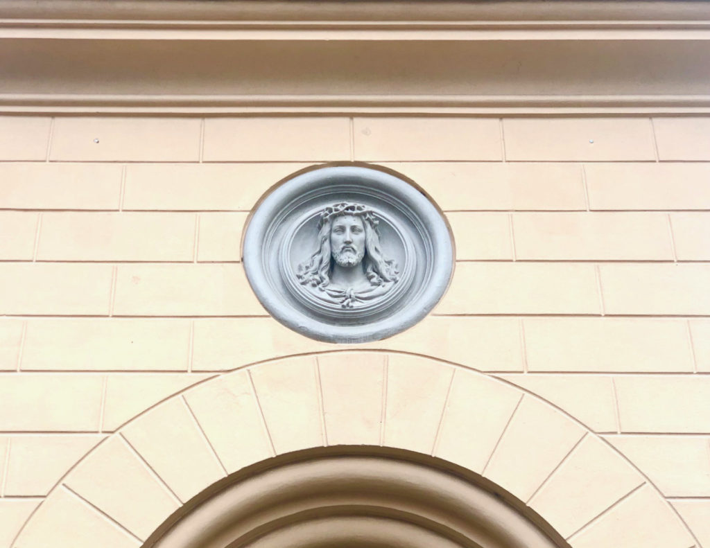 Makler Königs Wusterhausen: Kreuzkirche vier ornamentale Rundscheiben von Charles Crodel