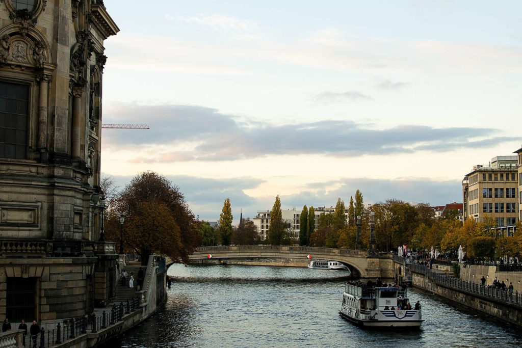 Makler Berlin-Mitte: Spree mit Bodemuseum