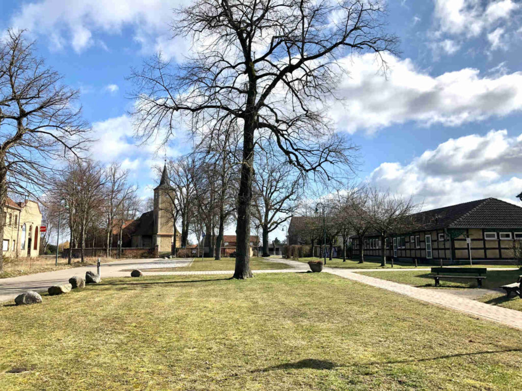 Makler Nennhausen - Fouqué-Platz mit der Dorfkirche